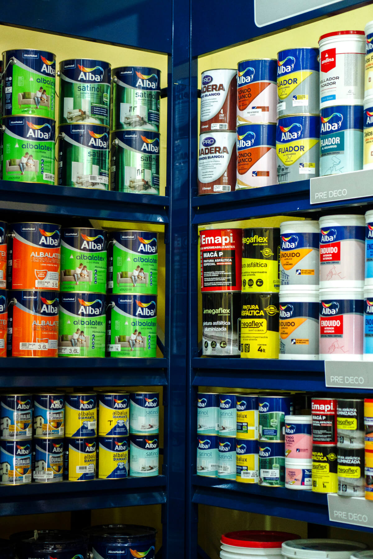 Depósito con stock de pinturas para distribución y comercios